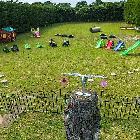 Upside Down House - Sleeps Up To 6 Guests - Great For Family And Friends Gatherings,Corporate Events ,Near Sherwood Forest At Fairview Farm In Nottingham Set In 88 Acres Dış mekan fotoğraf