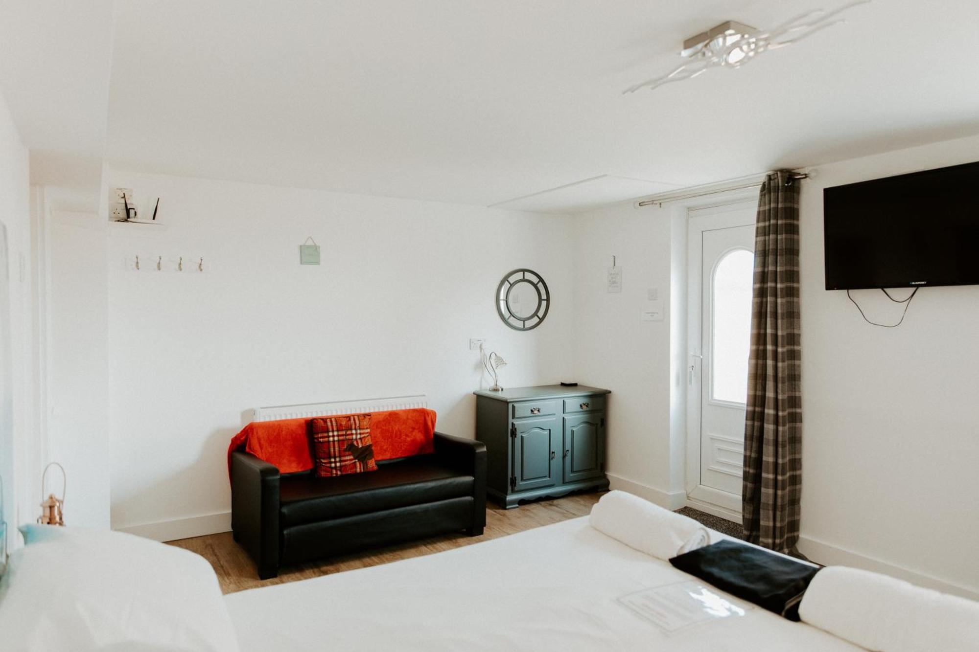 Upside Down House - Sleeps Up To 6 Guests - Great For Family And Friends Gatherings,Corporate Events ,Near Sherwood Forest At Fairview Farm In Nottingham Set In 88 Acres Dış mekan fotoğraf