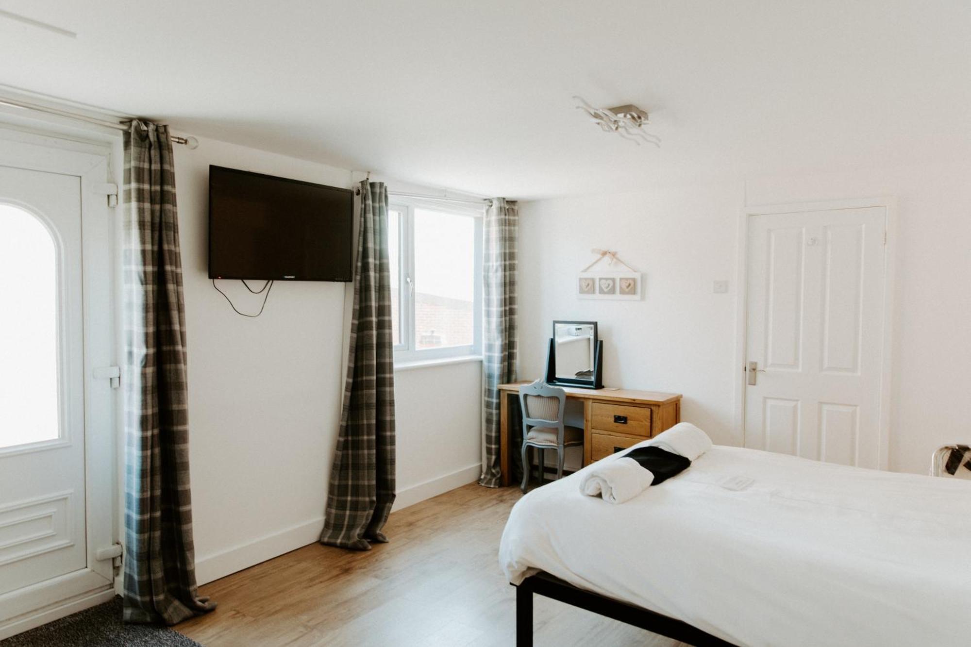 Upside Down House - Sleeps Up To 6 Guests - Great For Family And Friends Gatherings,Corporate Events ,Near Sherwood Forest At Fairview Farm In Nottingham Set In 88 Acres Dış mekan fotoğraf
