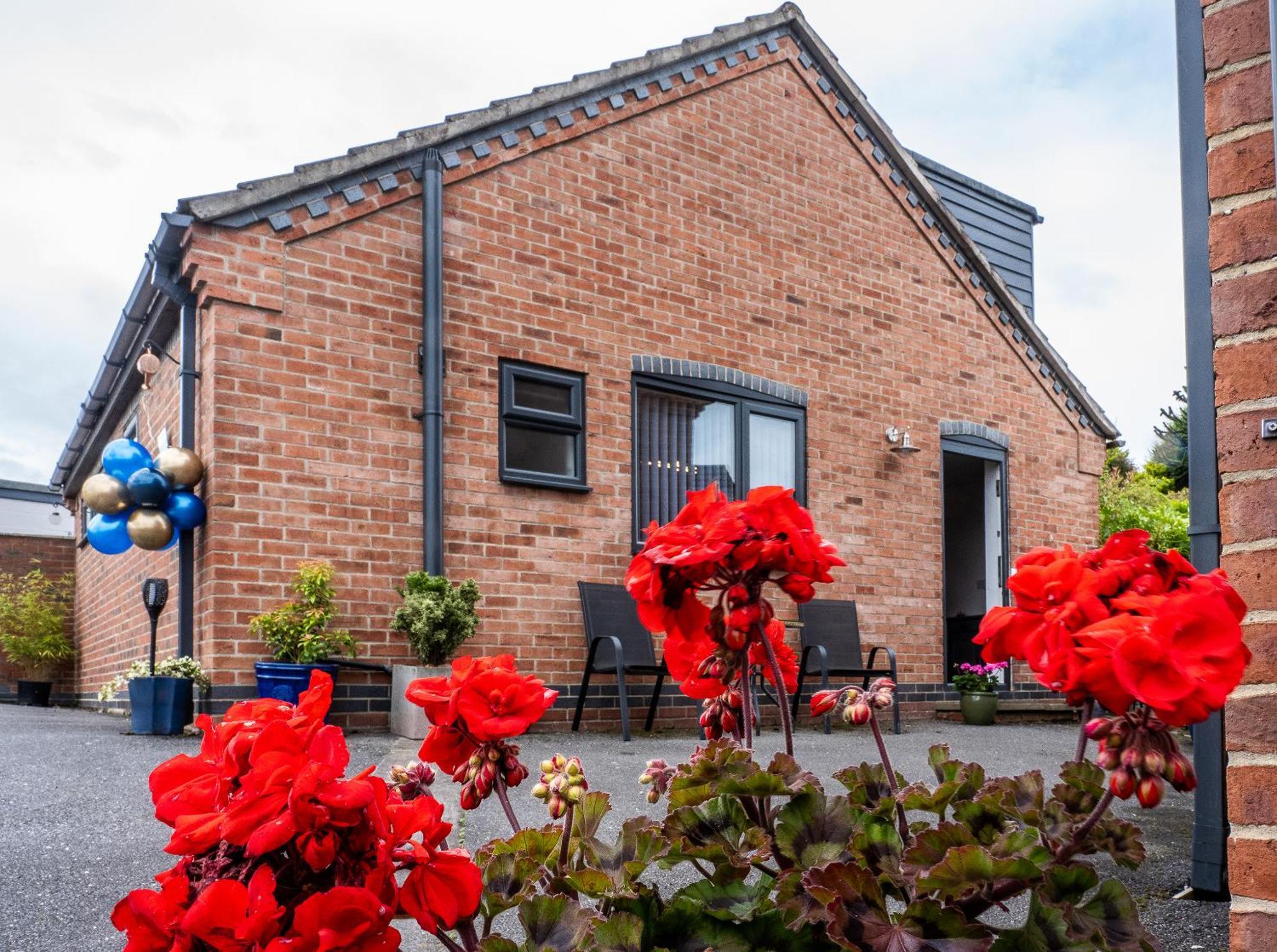 Upside Down House - Sleeps Up To 6 Guests - Great For Family And Friends Gatherings,Corporate Events ,Near Sherwood Forest At Fairview Farm In Nottingham Set In 88 Acres Dış mekan fotoğraf