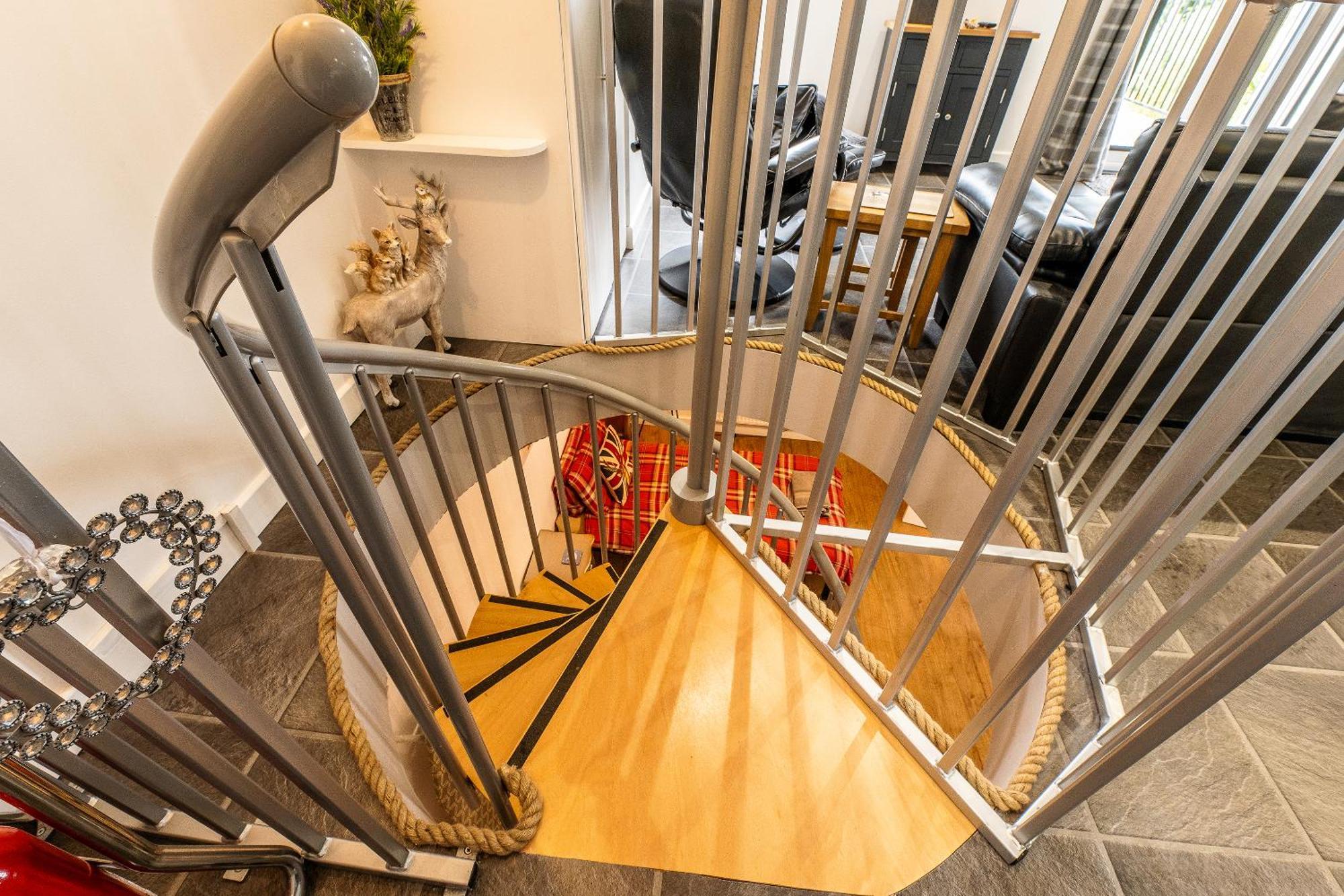 Upside Down House - Sleeps Up To 6 Guests - Great For Family And Friends Gatherings,Corporate Events ,Near Sherwood Forest At Fairview Farm In Nottingham Set In 88 Acres Dış mekan fotoğraf