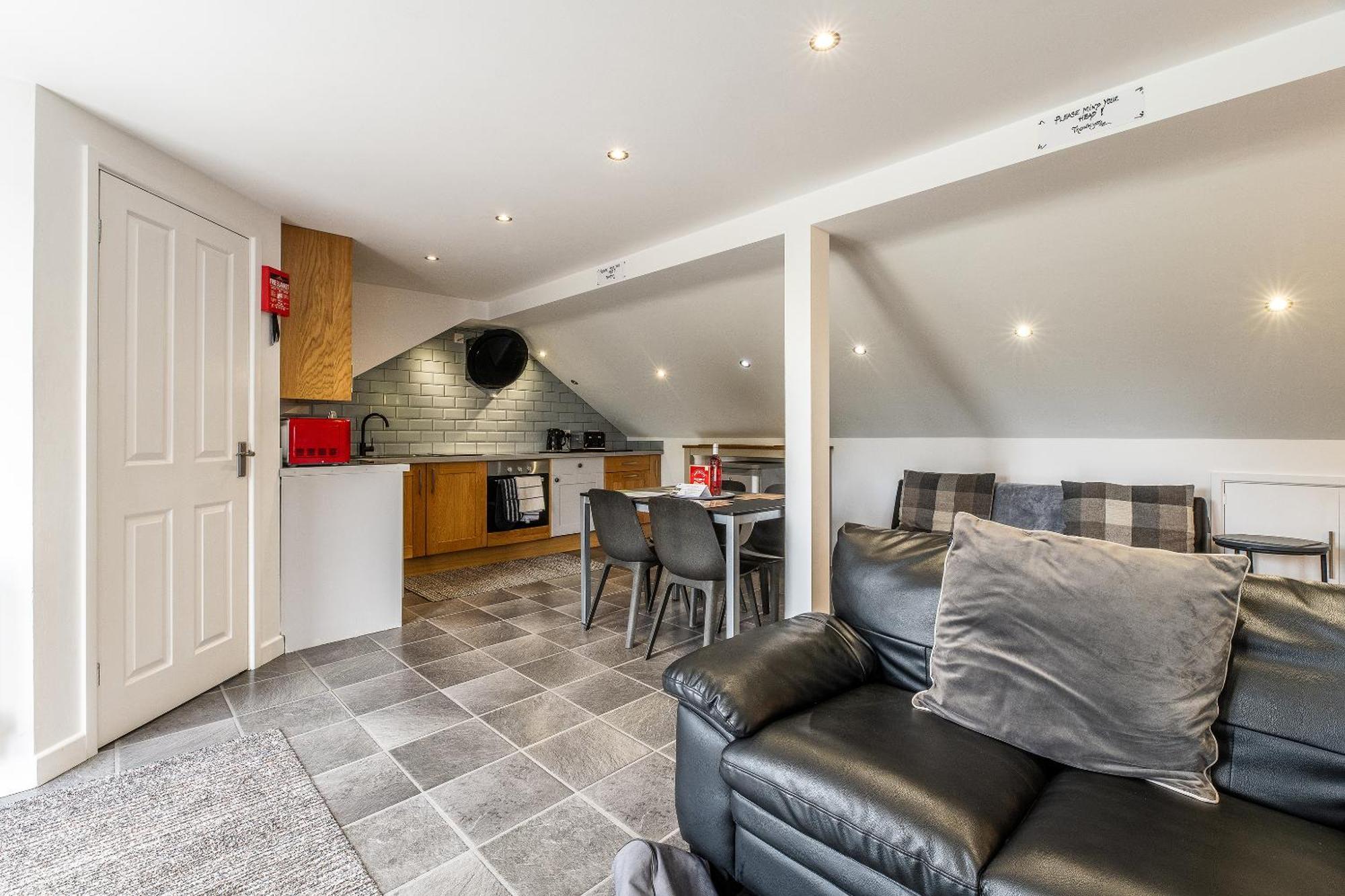 Upside Down House - Sleeps Up To 6 Guests - Great For Family And Friends Gatherings,Corporate Events ,Near Sherwood Forest At Fairview Farm In Nottingham Set In 88 Acres Dış mekan fotoğraf