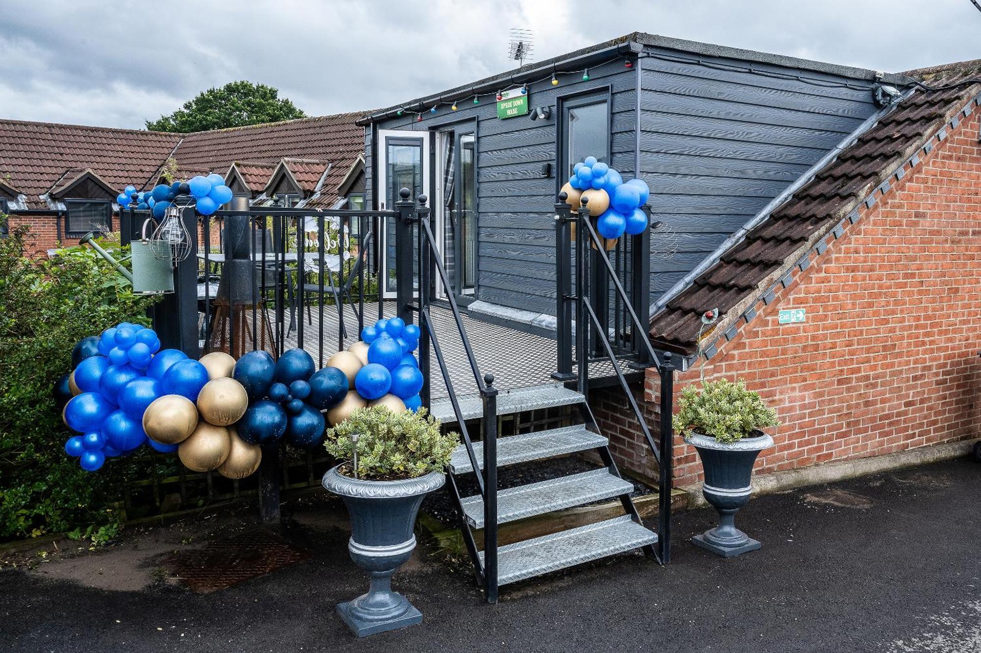 Upside Down House - Sleeps Up To 6 Guests - Great For Family And Friends Gatherings,Corporate Events ,Near Sherwood Forest At Fairview Farm In Nottingham Set In 88 Acres Dış mekan fotoğraf