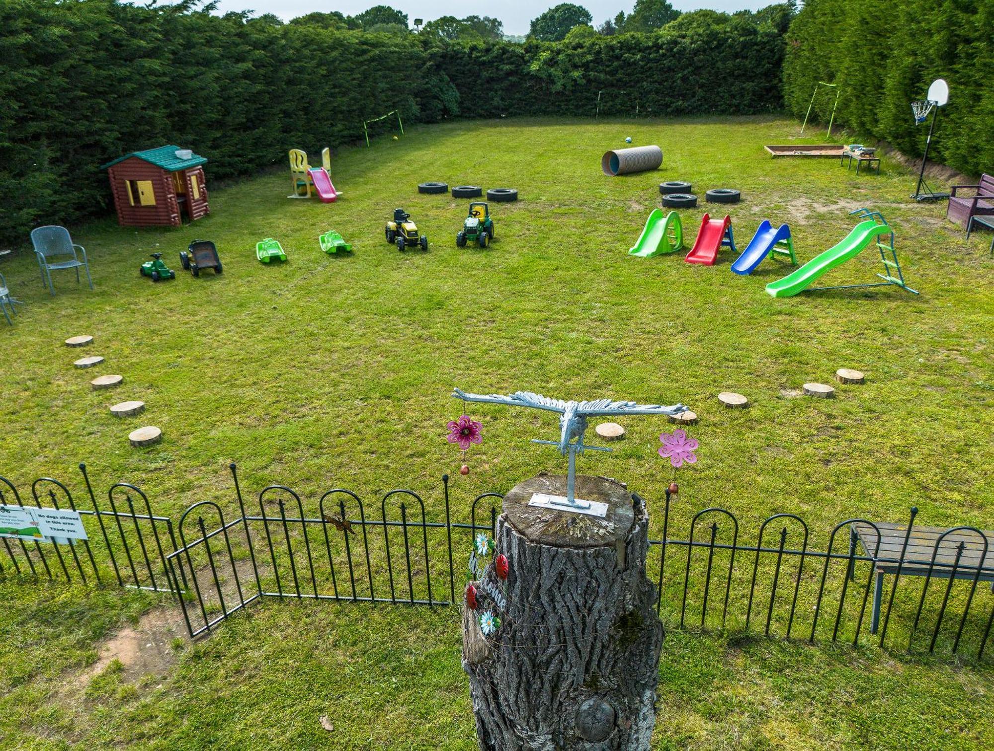 Upside Down House - Sleeps Up To 6 Guests - Great For Family And Friends Gatherings,Corporate Events ,Near Sherwood Forest At Fairview Farm In Nottingham Set In 88 Acres Dış mekan fotoğraf