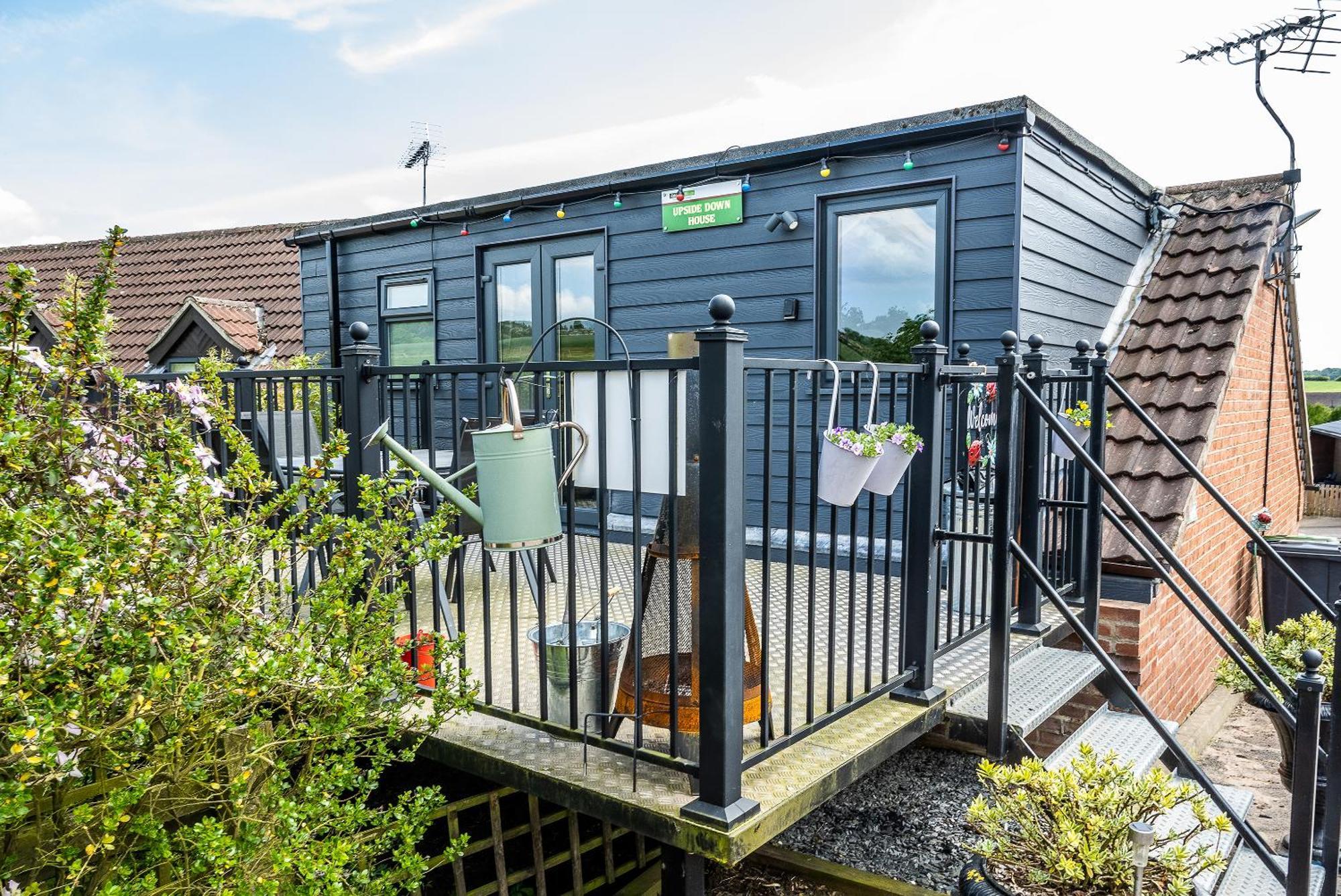 Upside Down House - Sleeps Up To 6 Guests - Great For Family And Friends Gatherings,Corporate Events ,Near Sherwood Forest At Fairview Farm In Nottingham Set In 88 Acres Dış mekan fotoğraf